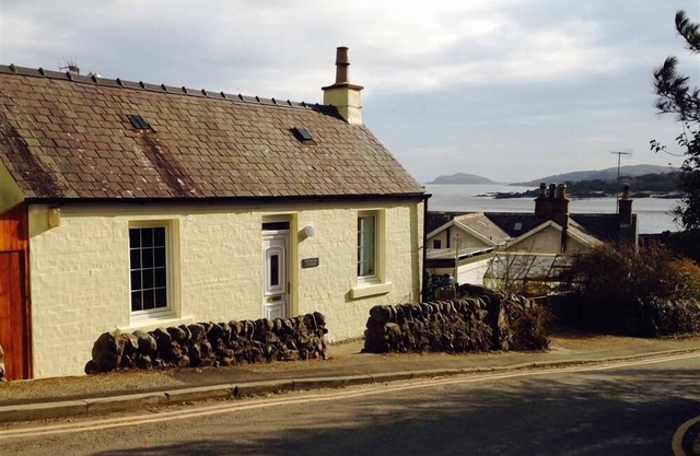 Primrose Cottage - a cottage that sleeps 4 guests in 2 bedrooms
