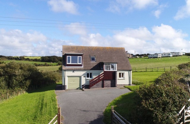 PRIMROSE COTTAGE, family friendly, with a garden in Newgale