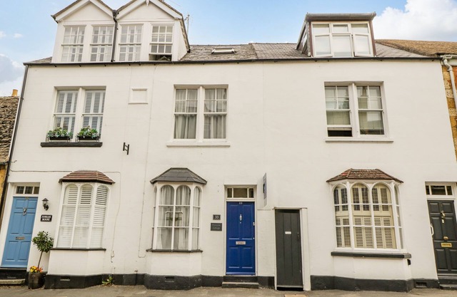 PRIMROSE COTTAGE, pet friendly, with a garden in Winchcombe