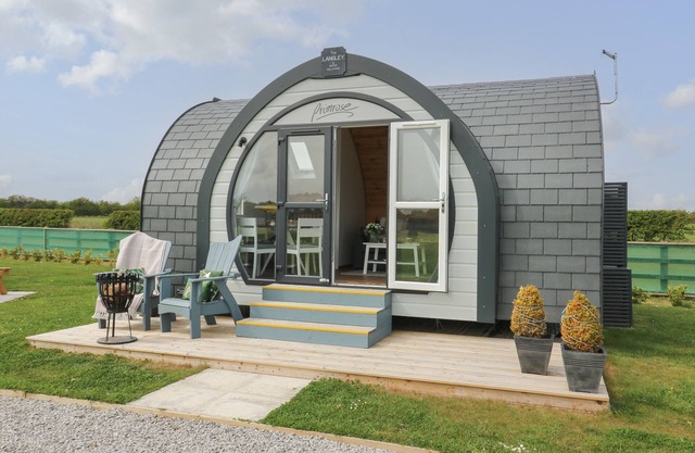 PRIMROSE, pet friendly, with a garden in Hornsea