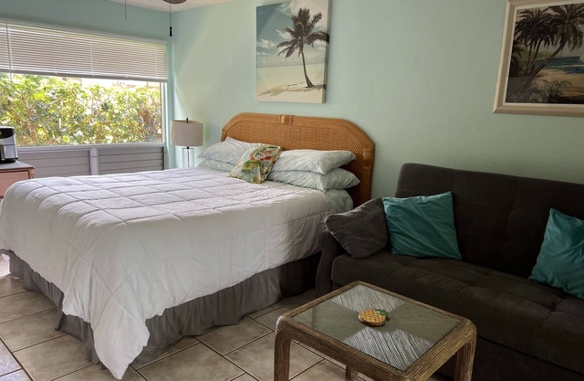 Princeville Delight! COLD A/C, Sleeps 4, Pool & Jacuzzi, Private Lanai & Space