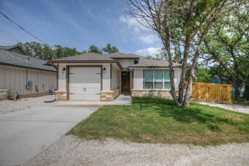 Pristine 3-bedroom Home Near Canyon Lake!