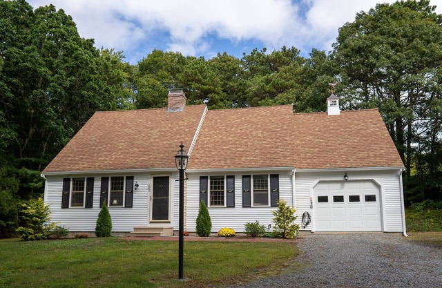 Pristine Beach House in Convenient Neighborhood! Barnstable Beach Pass Included