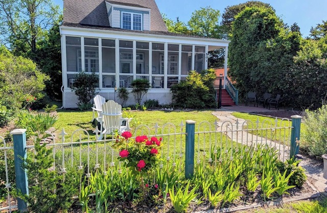 Pristine, Cozy, 4 bedroom Beach Cottage with a 40 foot screened in front porch!