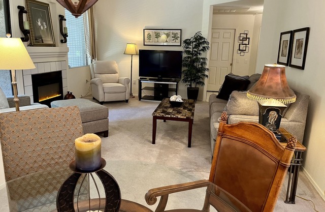 Pristine Resort Quality, Gated, Sunny First Floor End Unit, 30 Day Min.n