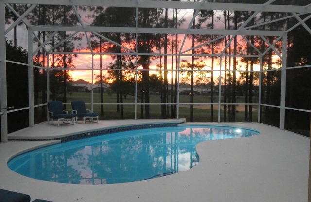 Pristine sunset villa with golf course views. and 15 minutes from Disney.