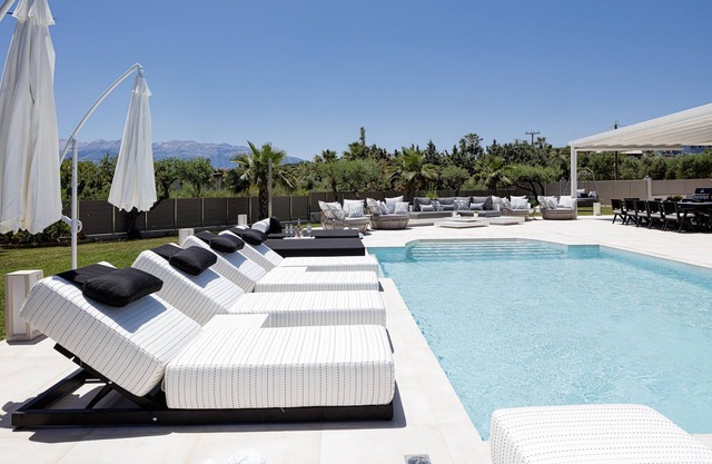 Pristine villa with spa, cinema room, full privacy, only 100 meters from sandy beach