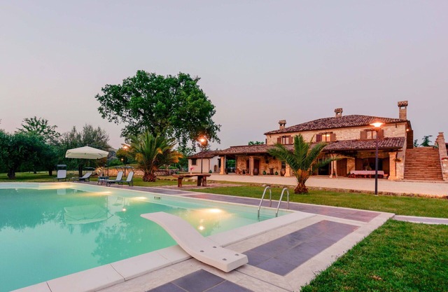 Private Villa with private pool, hot tub, sauna, WIFI, TV, patio, panoramic view, close to Teramo