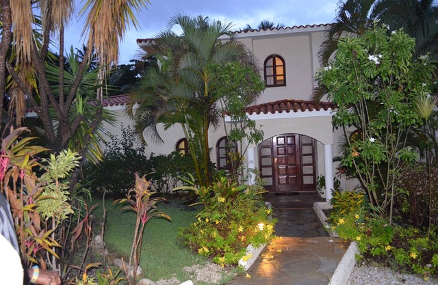 Private 5 BR Villa Getaway with Resort Amenities