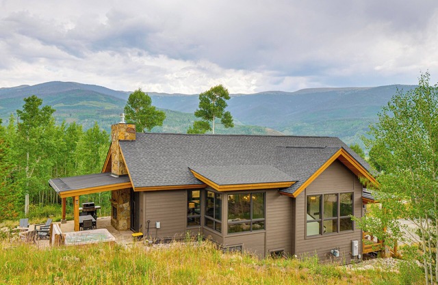 Private 1+ Acre & Hot Tub: Silverthorne Mtn Escape