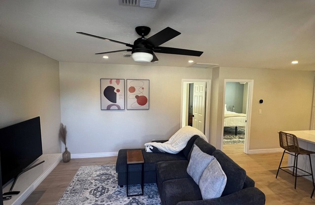 Private 1 bedroom, 1 bathnIn-unit Washer-Dryer