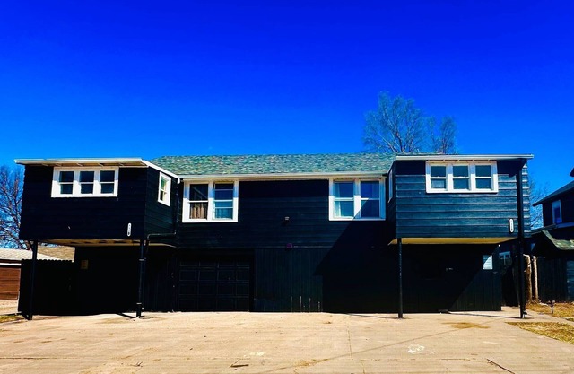 Private 1 Bedroom/1 Bathroom with Kitchenette/LR/Fireplace/Community Laundry-Sleeps Up to 4 PP