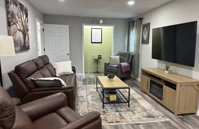 Private 2‑bed/2‑bath Basement Suite near Downtown & Smokies