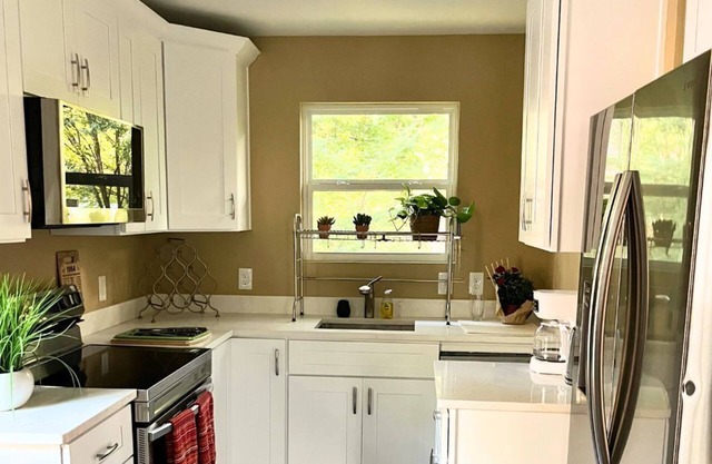 Private 2 Bed and 2 Bath ADU House with Garage!