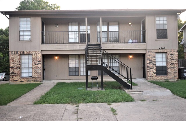 Private 2 Bed unit in a 4plex close to Hwy 820 in North Fort Worth TX