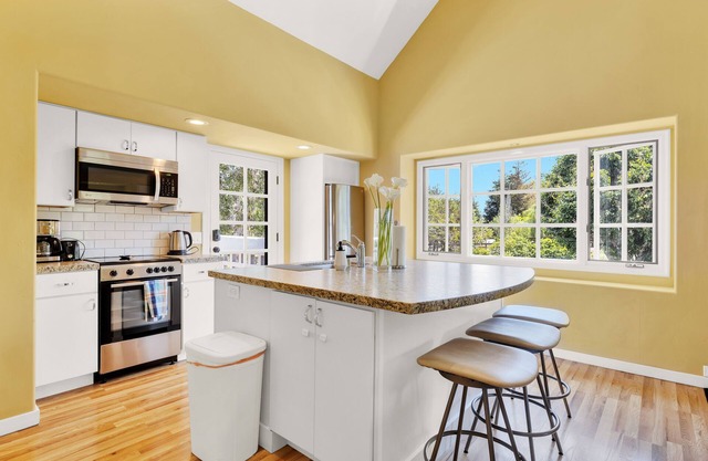 Private 2 Bedroom/1 Bath Apartment - Secluded 2 acre Estate/Orchard