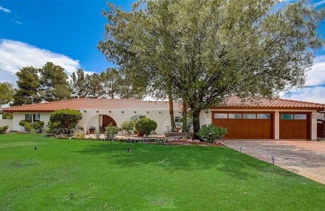 Private 3/4 acre Custom Home Heated Pool/Spa & Waterfall-Close to Strip!