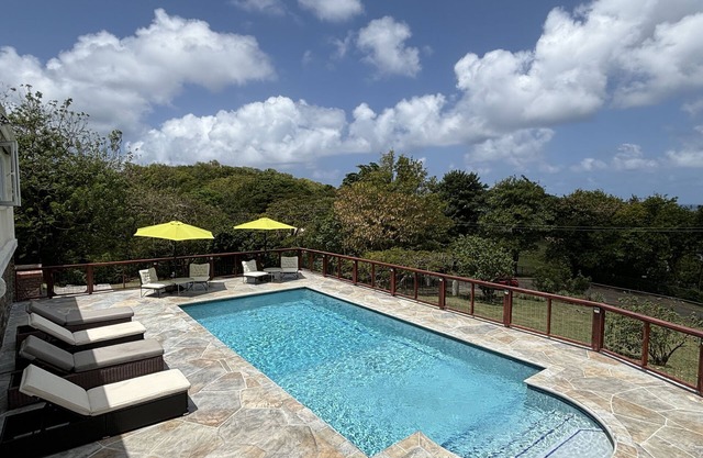 Private 3 Bedroom Villa, w/large pool & 3 minute walk to the beach!