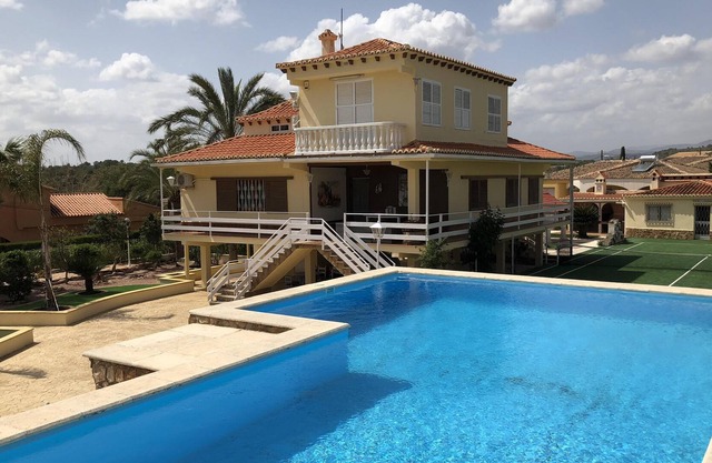 Private 6 Bedroom House with WIFI, Private Pool and Tennis Court