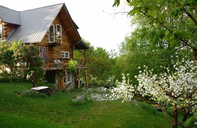 Private and Artistic cabin, Pet friendly, no cleaning fee
