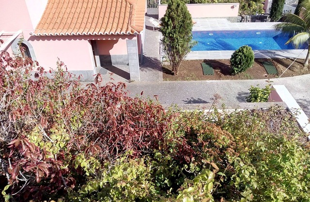 Private and heated swiming pool - Wi-Fi - Cable and Satelite TV - large garden
