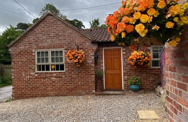 Private Annex Parking Wifi 2mins to J48 A1 M1