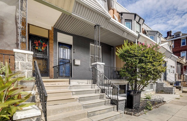 Private Backyard Jawn! Multi-Level Philly Rowhouse