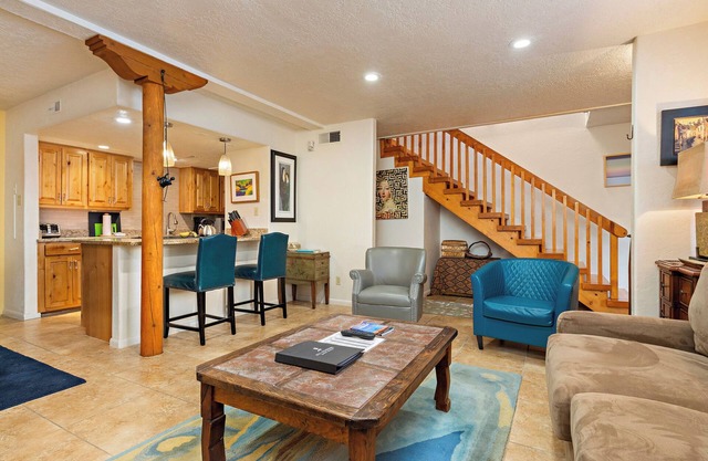 PRIVATE BALCONY, KIVA FIREPLACE, WALK TO PLAZA