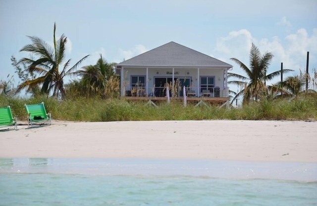 Private Beachfront Home-Spectacular Views, Large Deck.