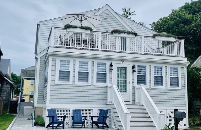 Private Beach - 5 bedroom, 3 bath, sleeps 10 comfortably - Ocean Glimpses
