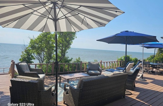 Private Beach Front, Water Front, Pet Friendly, Enjoy the Amazing Sunsets