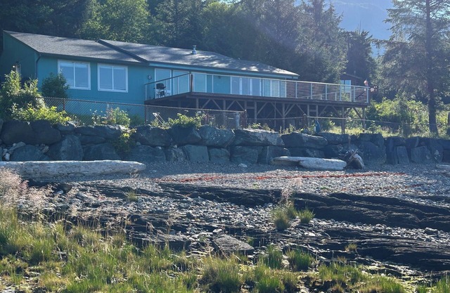 Private Beachfront 3 bedroom + loft, 5 bed, huge deck. 2 bath, WiFi, barbecue.