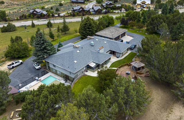 Private BEAUTIFUL Lodge! Pool, 8400sq ft, 11 beds,Pickleball, Hot tub,Sleeps 50.