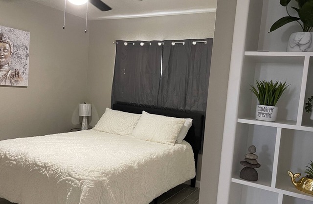 Private Bedroom - in Beautiful home w/hot tub!