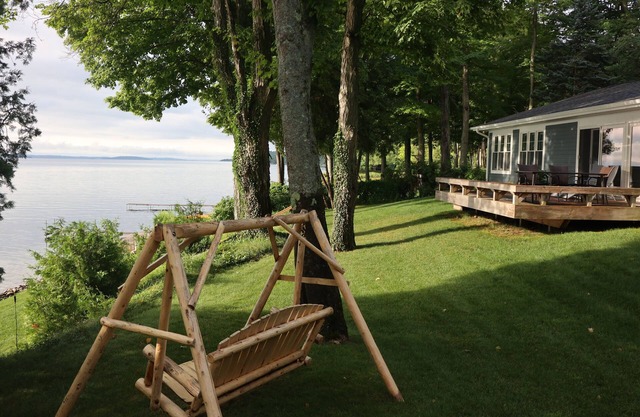 Private, Breathtaking waterfront, 2 SUP & 3 kayak’s & bikes