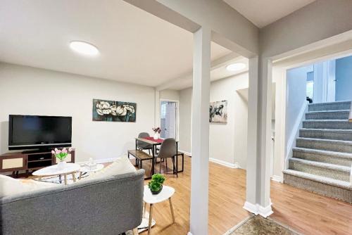Private Budget Deluxe Room- Next to GO STATION-FREE PARKING-WIFI-