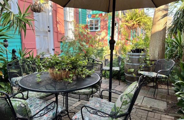 Private Bywater Cottage - Courtyard, WiFi, Laundry, Near restaurants/bars