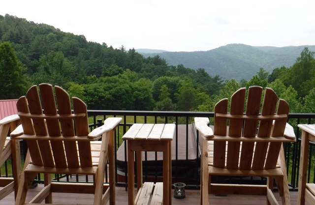 Private Cabin, Great Views, Hot Tub, WiFi, Fireplace