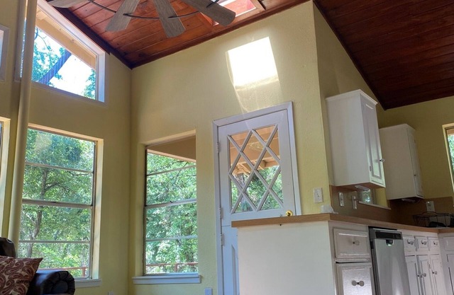 Private Cabin on 37 Acres - 10 minutes to First Monday