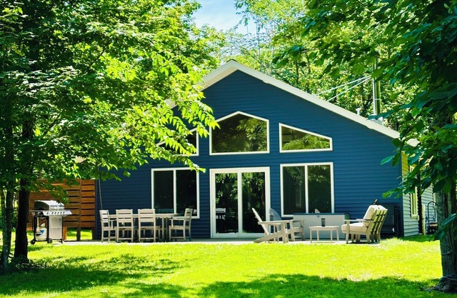 Private Cabin on Dead Lake-14 acres, dog friendly, hard sand beach, comfy beds