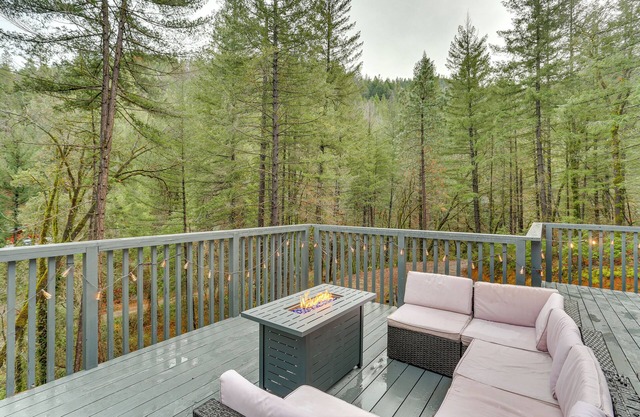 Private Cabin w/Forest Views & Grill in Lakehead!