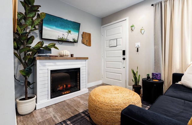 Private Casita, patio, walk to dining/rail to dwtn