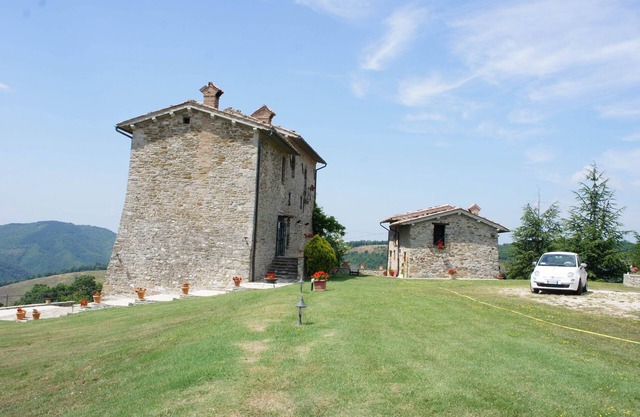 Private Castle & Holiday Villa in Gubbio Umbria, Sleeps 8+, Jacuzzi & Gardens