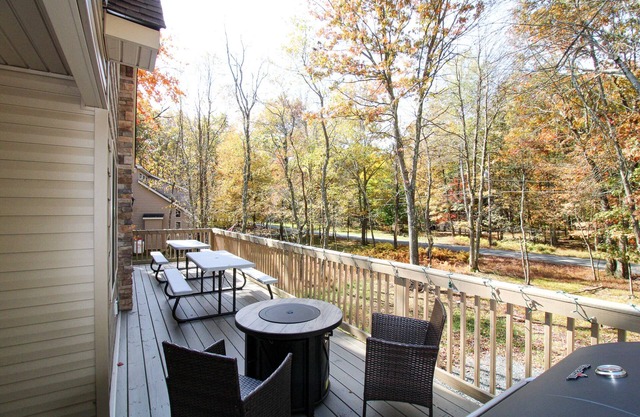 Private Chalet & Hot Tub. Access to Pool, Lake, & Beach