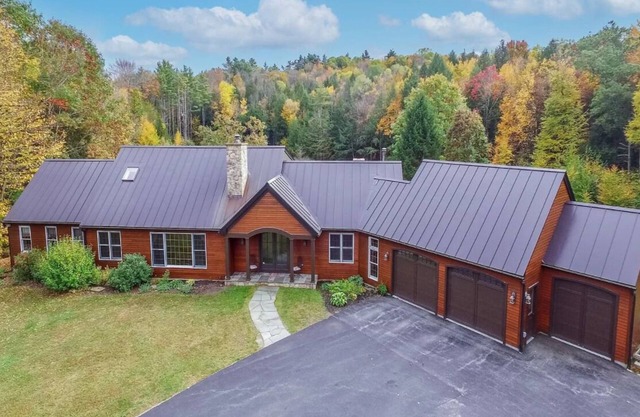 Private Chalet with Golf Simulator and Hot Tub