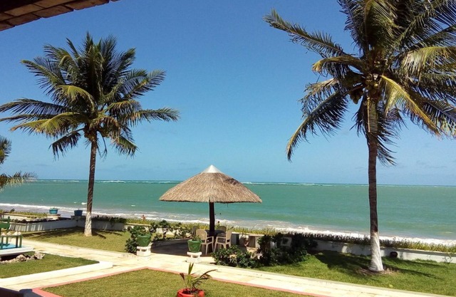 Private condominium comprising 4 independent houses on the Ipioca seafront.