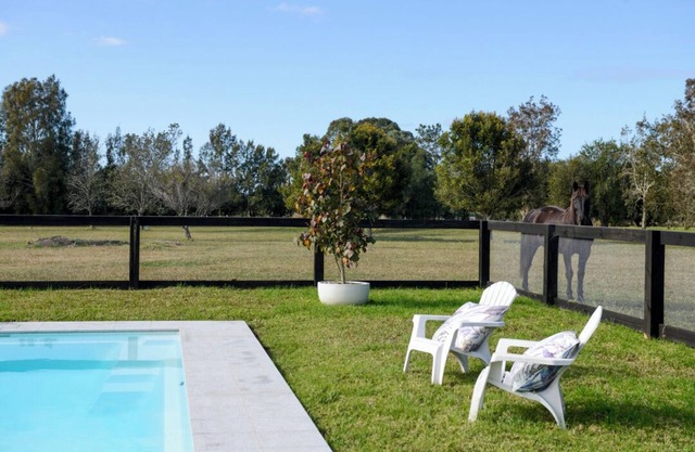 Private cottage, 4 minutes to berry. Pets by arrangement. couples and kids n