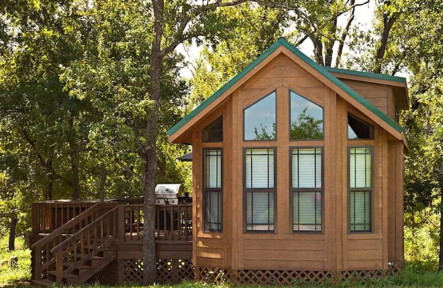 Private Cottage in the woods with Hot Tub