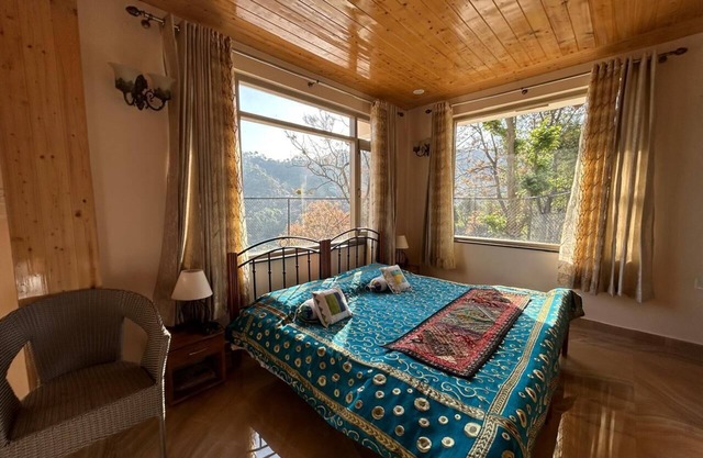 Private Cottage near Mall Road + Mountain view