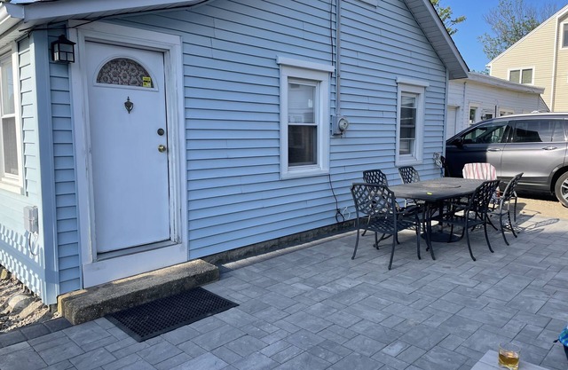 Private cottage walking distance to beach, bay, surfing, boardwalk & playground.
